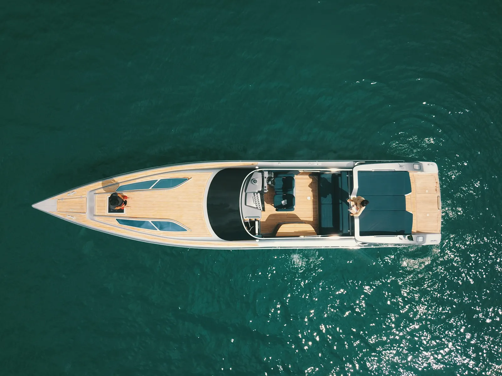 Intermarine 48 Offshore — navegando, o casco inteiro à vista, fotografia de acervo do estaleiro