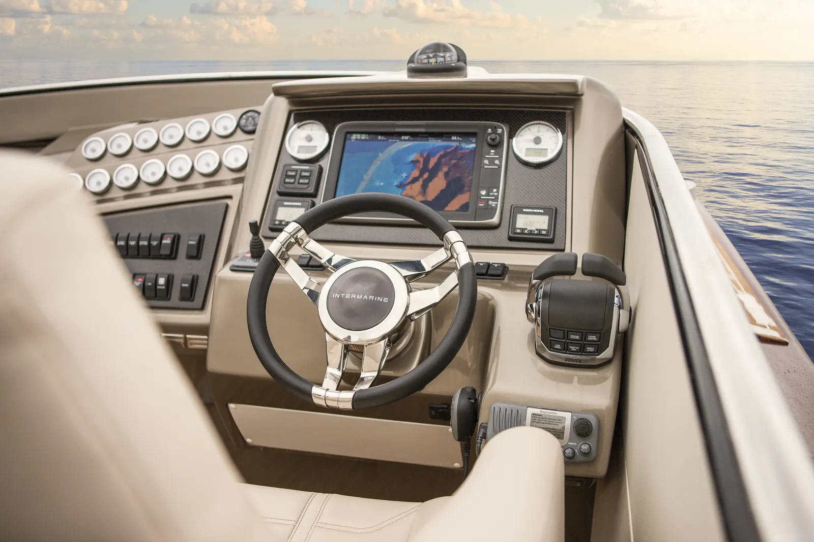 Intermarine 48 Offshore — um detalhe do acabamento, fotografia de acervo do estaleiro