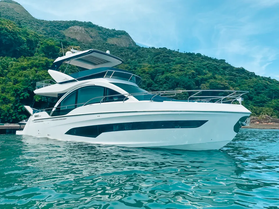 Intermarine 580HDF navegando