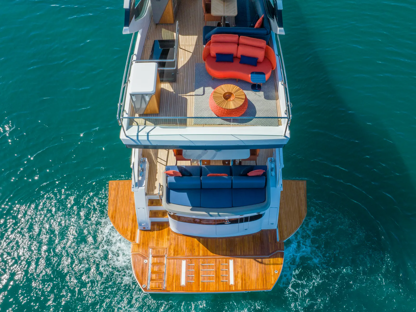 Intermarine 640HDF — navegando, o casco inteiro à vista, fotografia de acervo do estaleiro