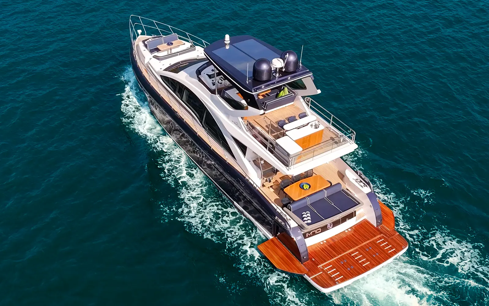 Intermarine 70 — navegando, o casco inteiro à vista, fotografia de acervo do estaleiro