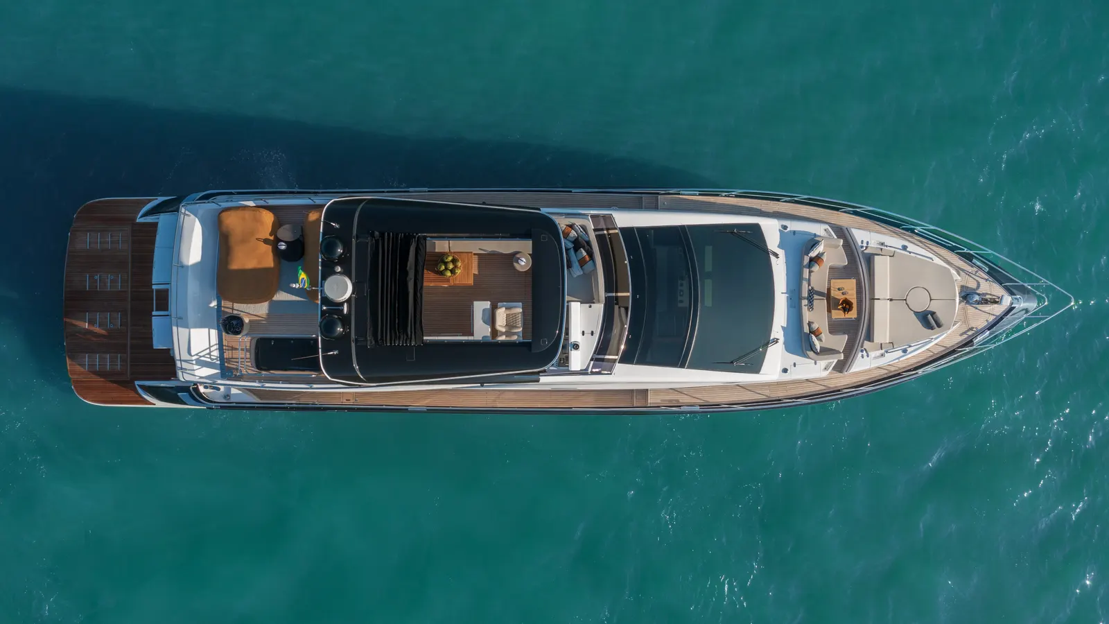 Intermarine 80 — navegando, o casco inteiro à vista, fotografia de acervo do estaleiro