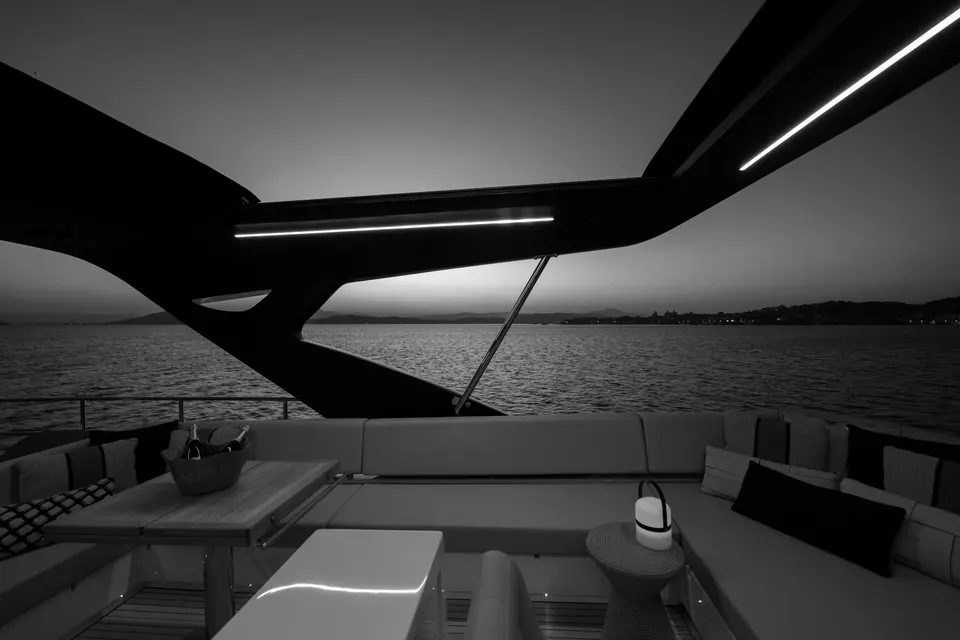 O hardtop de uma Intermarine 80 recortado contra o céu do anoitecer, em preto e branco